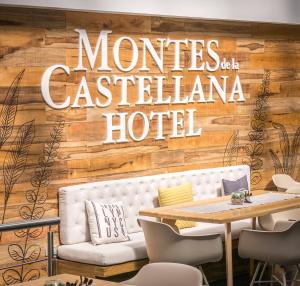 a restaurant with a sign on a wooden wall at Hotel Montes De La Castellana in Armenia