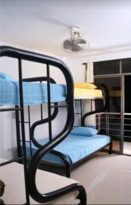 une chaise dans un dortoir avec des lits superposés dans l'établissement Casa Girardot, à Ricaurte