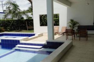 een huis met een zwembad en een patio bij Casa Girardot in Ricaurte