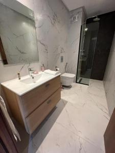 a bathroom with a sink and a shower and a toilet at Studio de luxe à casa finance city in Casablanca