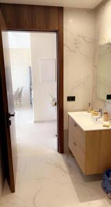 a bathroom with a sink and a mirror at Studio de luxe à casa finance city in Casablanca