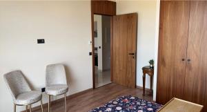 een woonkamer met 2 stoelen en een deur bij Studio de luxe à casa finance city in Casablanca