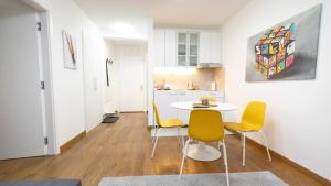 eine Küche und ein Esszimmer mit Tisch und Stühlen in der Unterkunft Apartment miTski Kop in Kopaonik