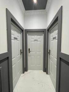 einen Flur mit zwei Türen in einem Zimmer in der Unterkunft Laurieston Inn 