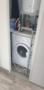 lavadora y secadora dentro de una cocina en Appartement T2 45 m² en centre-ville, en Ax-les-Thermes
