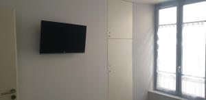 Televízia a/alebo spoločenská miestnosť v ubytovaní Appartement T2 45 m² en centre-ville + 2 fotografie