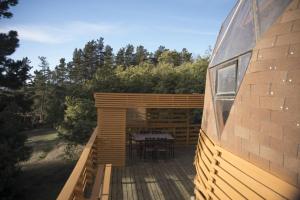 una terrazza in legno con tavolo sul lato di un edificio di Lemudomos a Pichilemu
