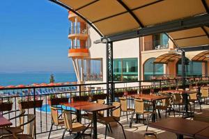 Ресторант или друго място за хранене в Menada Apartments in Grand Hotel Sveti Vlas