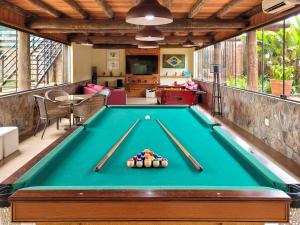 a pool table in the middle of a living room at Hotel Pousada Águas de Bonito in Bonito