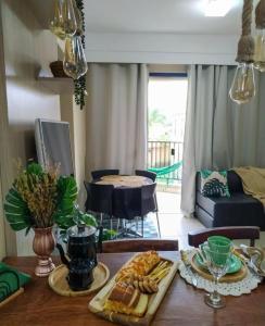 una sala de estar con una mesa con comida. en Aldeia das Águas Park Resort - Flat B309 Quartier en Barra do Piraí