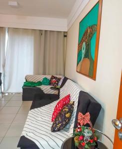 sala de estar con sofá y almohadas en Aldeia das Águas Park Resort - Flat B309 Quartier, en Barra do Piraí