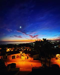 una vista de una ciudad por la noche con la luna en Ático, en Málaga