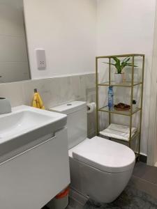 The Lennox suite Airport residential Area tesisinde bir banyo