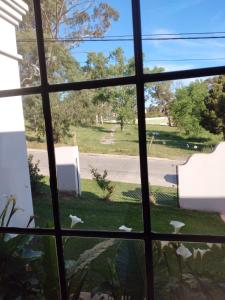 una ventana de un patio con vistas en larrea en Tandil