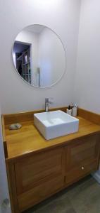 y baño con lavabo blanco y espejo. en larrea en Tandil