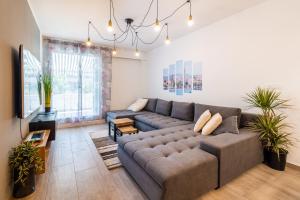 uma sala de estar com um sofá e uma televisão em The One em Split
