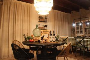 un comedor con una mesa con sillas y una lámpara en Hotel a Ecogranxa en Pontevedra
