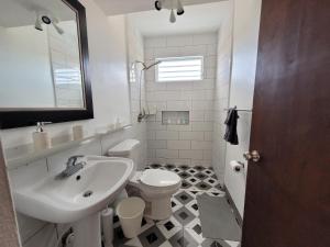 Un baño de JB23 apts 3 bedroom apartment near Airport