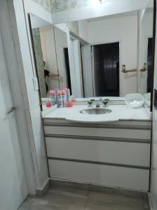 ein Badezimmer mit einem Waschbecken und einem großen Spiegel in der Unterkunft Renovado dpto Los Nietos in Villa María