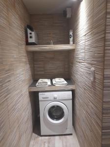 a washer and dryer in a small room at Monoambientes in Villa Alsina