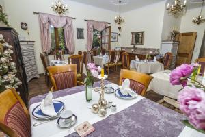Villa Anzengruber餐厅或其他用餐的地方