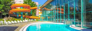 einem Pool mit Wasserrutsche in einem Gebäude in der Unterkunft Apartment-Haus Landeskrone in Dresden