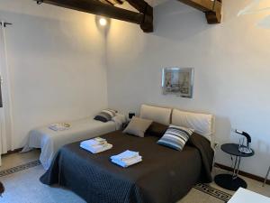 pokój z kanapą i stołem w obiekcie Porta Conca Apartments w mieście Rieti