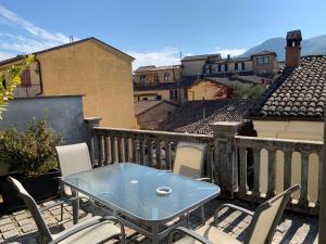 una mesa y sillas en un balcón con vistas en Porta Conca Apartments, en Rieti