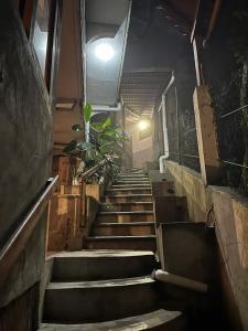 un conjunto de escaleras con una luz en la parte superior en Posada Quetzalin, en Cuetzalán del Progreso