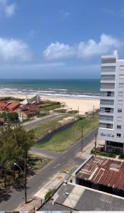 - Vistas a la playa, al edificio y al océano en Apartamento com vista para o mar en Capão da Canoa