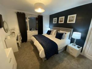 - une chambre avec un grand lit et une fenêtre dans l'établissement Wharfedale Lodge- Bungalow-3 Bed, 2 bath, Amazing!, à Thornton