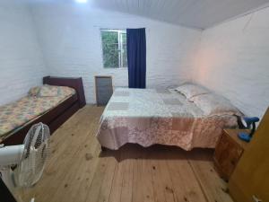 1 dormitorio con cama y ventana en Nuestro rincón en San grgorio, a media cuadra de la playa, en San Gregorio de Polanco