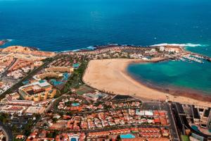 una vista aérea de la playa y del océano en Premium Duplex Castillo Mar 60, en Caleta de Fuste