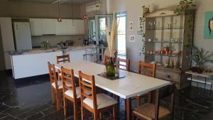 cocina con mesa, sillas y barra en Casa Bernardis Alquiler temporal en Resistencia