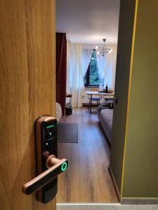 una puerta abierta a una sala de estar con sofá en Pinewood ANG luxurious apartment A32, en Borovets