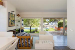 una cucina e un soggiorno con vista su un patio di Luxury villa in front of the sea ROSITA a Calella de Palafrugell