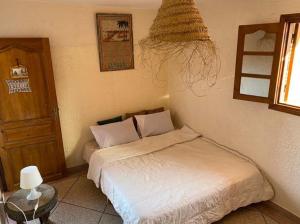 1 dormitorio con cama, mesa y ventana en casanostra, en Agadir
