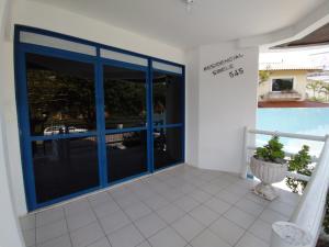 Una gran puerta de cristal que da a un balcón con vistas. en Loft encantador a 40 metros do mar., en Florianópolis