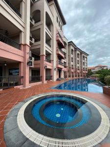 une grande piscine en face d'un bâtiment dans l'établissement Casa del Rio Residences, à Malacca