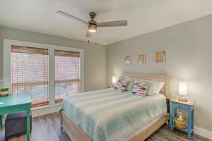 Schlafzimmer mit einem Bett und einem Deckenventilator in der Unterkunft Fulton Beach Condos in Rockport