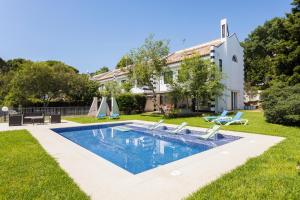 una piscina en el patio de una casa en Luxury villa in front of the sea ROSITA en Calella de Palafrugell