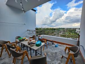 a room with a table and chairs and a large window at Nhà nghỉ Bonne Vie' Homestay in Can Tho