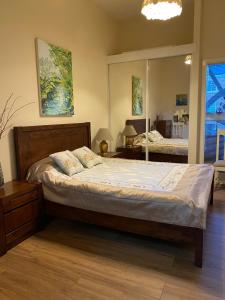 グラスゴーにあるStunning 2 bedroom apartmentのベッドルーム(大型ベッド1台、鏡付)