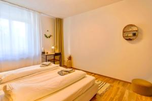 Duas camas num quarto com uma janela em 4-Room Luxury Apartment - close to Central Station, free parking, kitchen em Leipzig