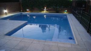 una piscina por la noche con una pelota dentro en LOS BULGAROS en Villa Cura Brochero