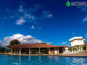einem Pool vor einem Gebäude in der Unterkunft Hotel Mastranto in Villavicencio