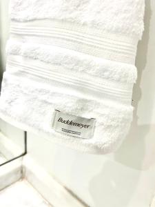 una pila de toallas blancas en un estante en Flat savassi super luxo, en Belo Horizonte