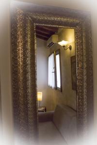espejo que refleja una habitación con sofá y ventana en Apartment San Frediano, en Florencia