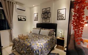 Giường trong phòng chung tại StudioRD Copacabana 250m da praia esquina com a Rua do Copacabana Palace Rodolfo Dantas