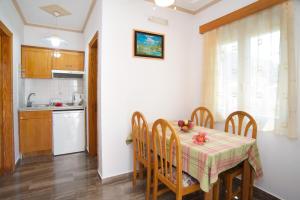 Kuchyň nebo kuchyňský kout v ubytování Nikos Studios and Apartments